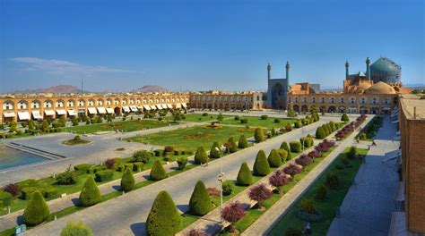  Naqsh-e Jahan Square: สถาปัตยกรรมอันงดงามและประวัติศาสตร์ที่น่าตื่นตา